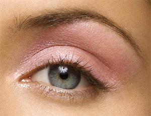 For the new spring trend colors 2009 Clinique was inspired by the celebration of the awakening of nature: delicate, fresh blossoms enlightend by the first warm rays of the sun. The expression of the make up gives you the touch of 'just falling in love' with a soft blushing. The motto of this collection is 'Think Pink!'. 