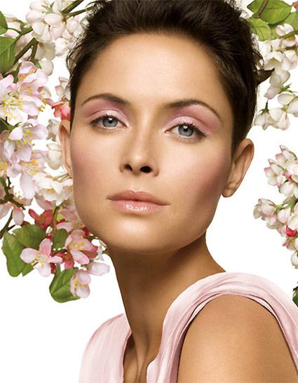 For the new spring trend colors 2009 Clinique was inspired by the celebration of the awakening of nature: delicate, fresh blossoms enlightend by the first warm rays of the sun. The expression of the make up gives you the touch of 'just falling in love' with a soft blushing. The motto of this collection is 'Think Pink!'. 