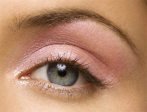 For the new spring trend colors 2009 Clinique was inspired by the celebration of the awakening of nature: delicate, fresh blossoms enlightend by the first warm rays of the sun. The expression of the make up gives you the touch of 'just falling in love' with a soft blushing. The motto of this collection is 'Think Pink!'.