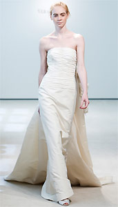 Since New York designer Vera Wang released her book 'Vera Wang on Weddings' (2001) and - especially - her very practicable website verawangonweddings.com it became easier to marry. The designer knows what she is speaking about: she has outfitted bridals for longduring relationships such as Victoria Beckham, Heidi Klum, Avril Lavigne...